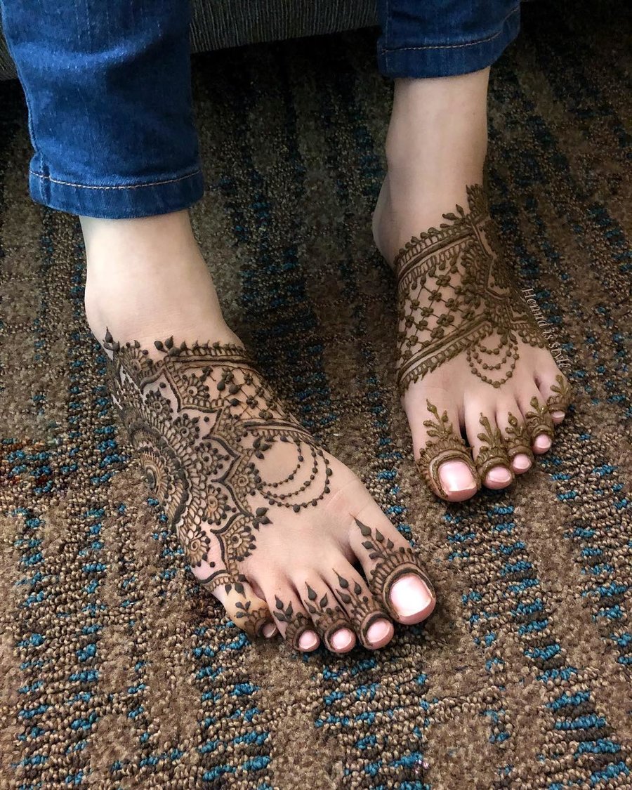 The one with petite strokes Simple Mehndi Designs 2020